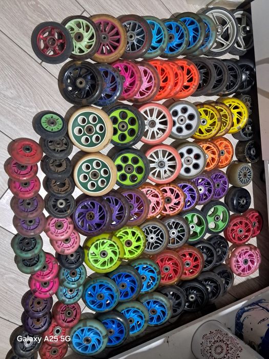 Колеса на самокат и болты много разных.