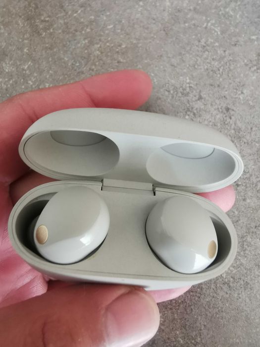 Продават се слушалки чисто нови са закупени са от Англия за 200£ паунда цена сегашна 100€