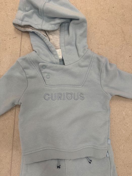 Комплект на марката Окайди, суитшърт и спортно долнище. Размер 6м., 68