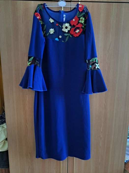 Rochie albastra, detalii flori