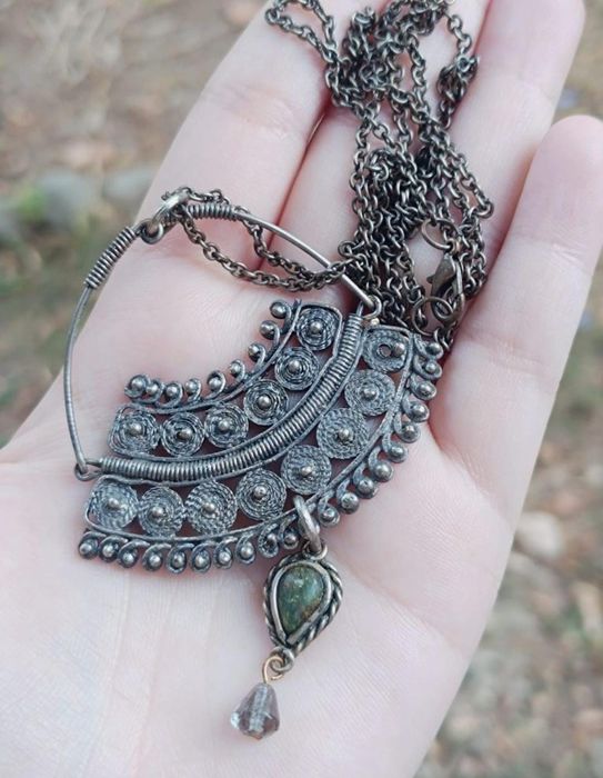 Colier vechi tribal/etnic argintiu oxidat cu pandantiv filigranat