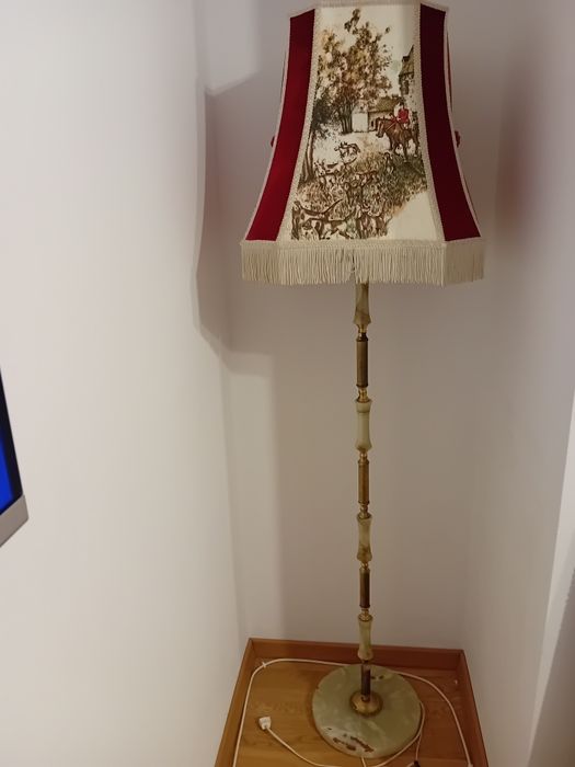 Lampadar vechi ,picioru din metal ,marmură  în stare foarte bună ,