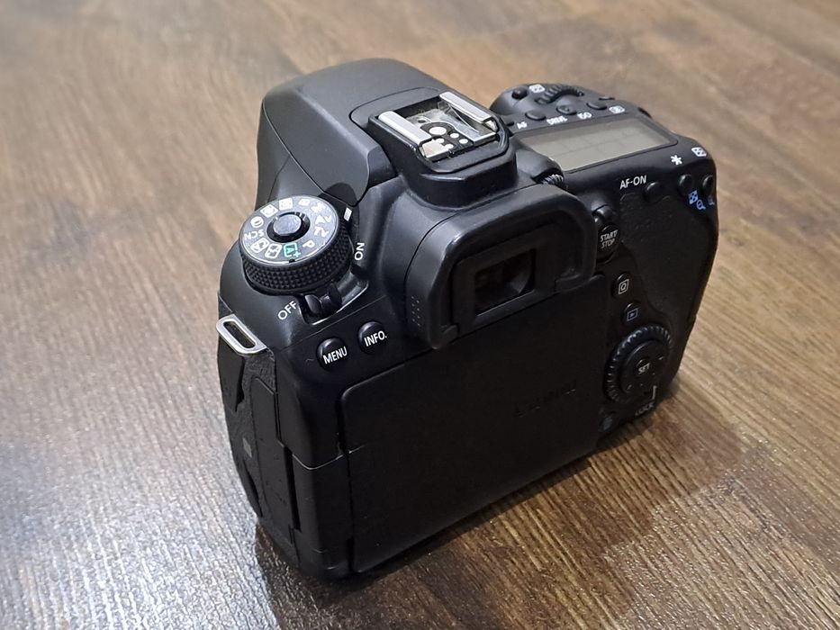 Продам Canon 80D Kit 18-135