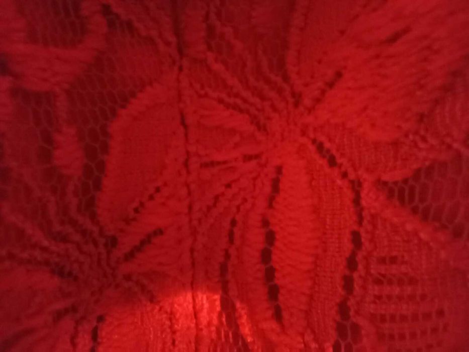 Червена рокля от дантела