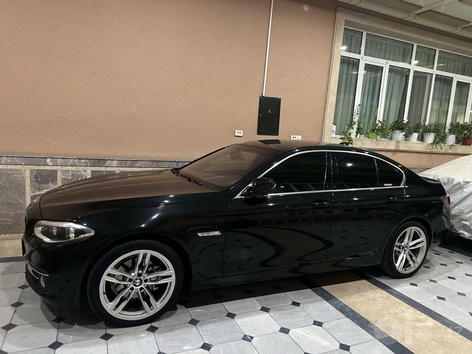 BMW M5 F10 528i.