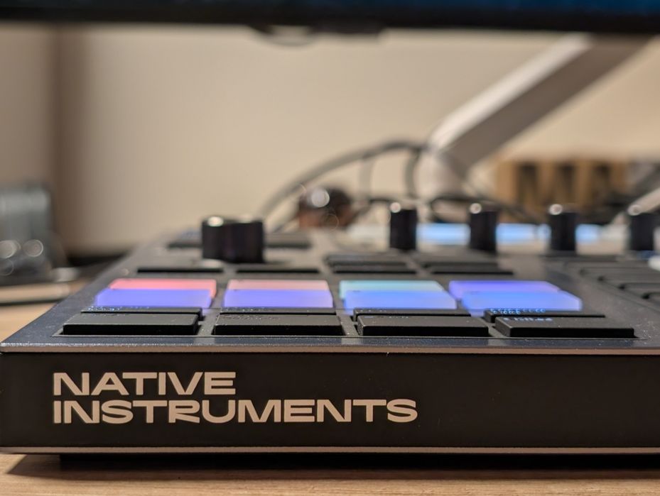 Native Instruments Maschine Plus + Decksaver +най-бързата съвместима 128GB карта, гаранция до 2028 + подарък