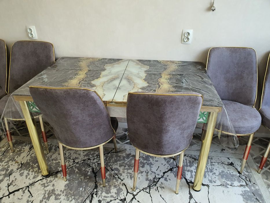 Стол раздвижной со стульями