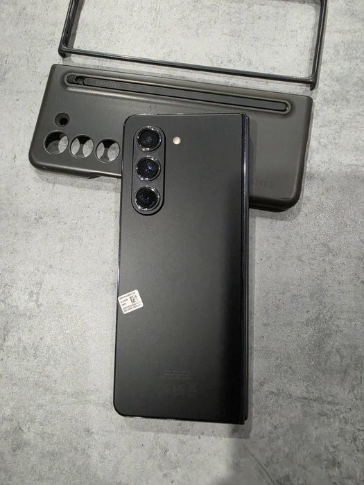 Продавам samsung galaxy zfold 5