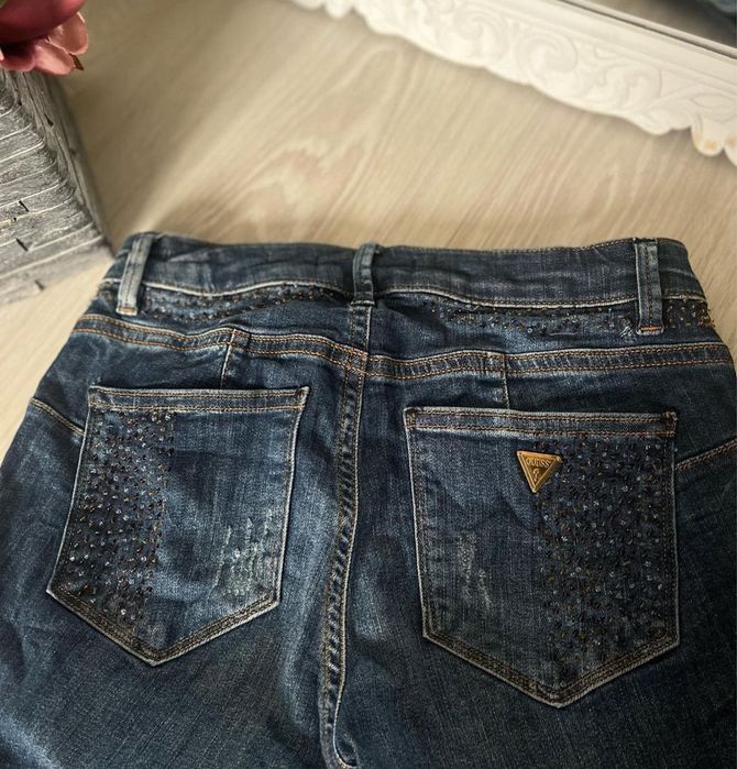 Blugi guess noi mărimea 34