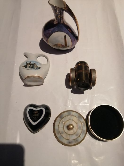 Vând decorative metalice și porțelan model vechi