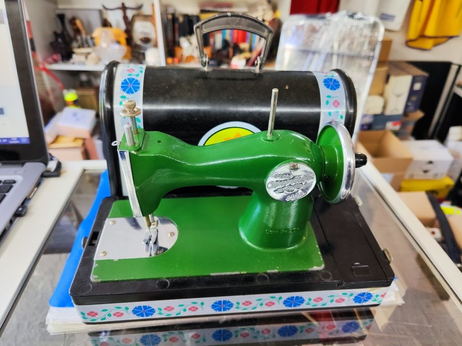 Стара играчка шевна машина