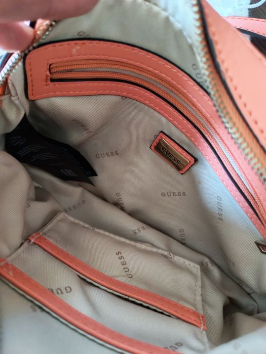Geantă Guess crossbody roz/corai matlasată
