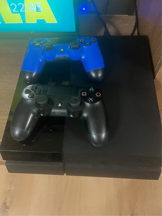 Playstation 4 с 2 контролера