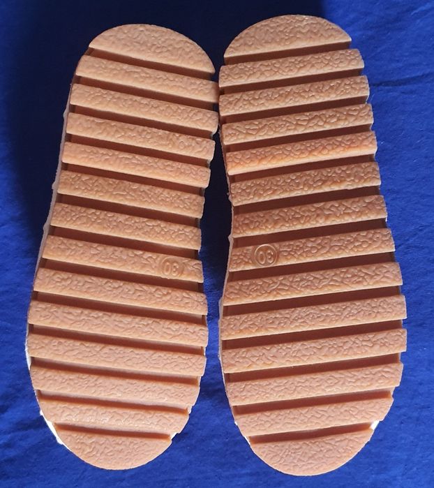 Детски сандалки със заешки ушички в розово.