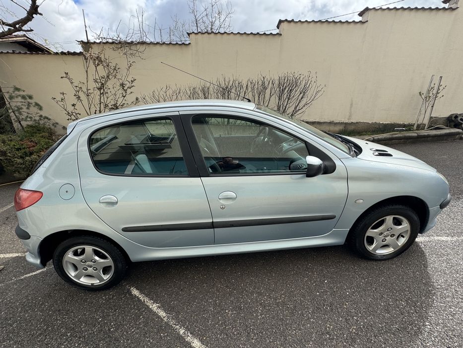Peugeot 206 1.4 75 коня бензин