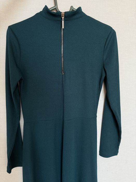 Платье зеленого цвета, длинное