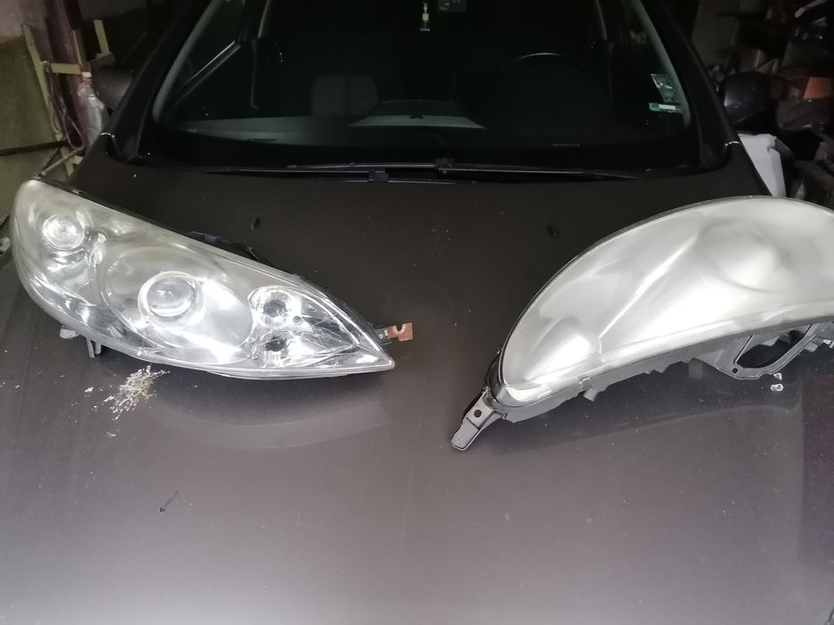 Фарове Пежо 407. Десния е без забележки 100 ли лв. Левия за пастиране.
