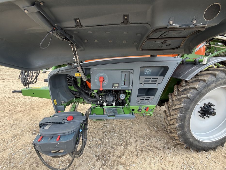 Sprayer / masina / instalatie erbicidat Amazone UX 4201 SUPER  de TOP, full dotata, 2023, latime 28 m