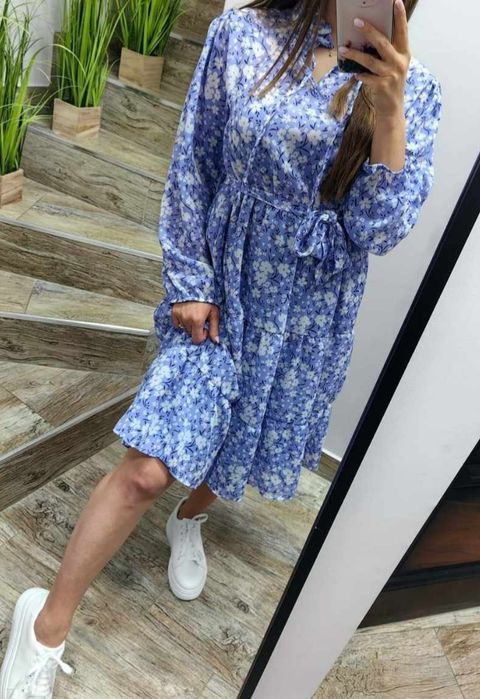 Дамска синя ролкя на бели цветчета,размер М