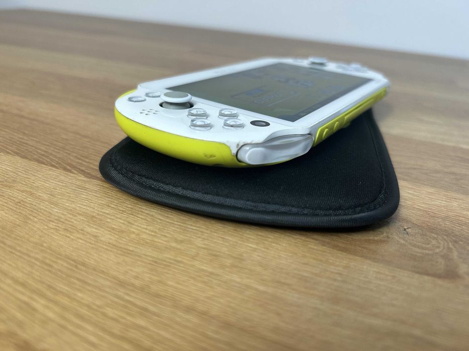 PS Vita Slim modată — cadou perfect, jocuri incluse | Japonia