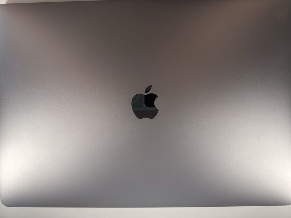 MacBook Pro 15-inch A1990 – aproape nou, folosit doar 100 ore, cu încărcător