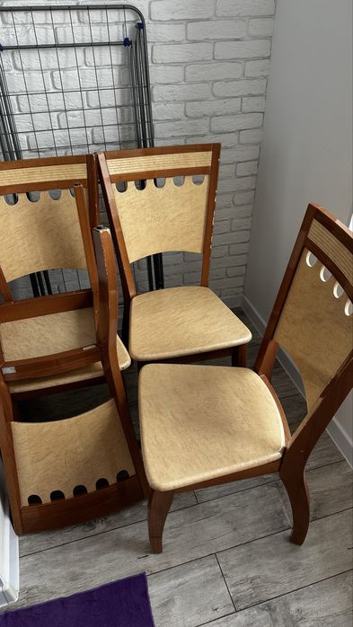 Продам четыре  лакированных стула