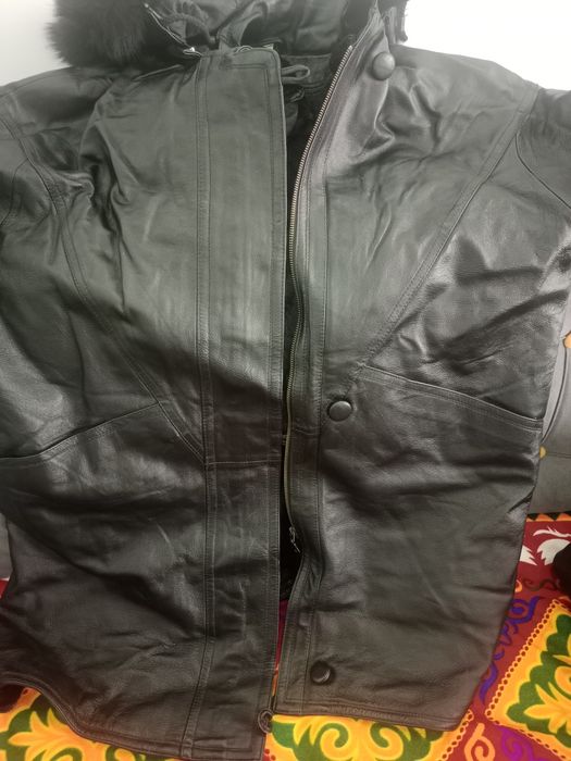 Продается женская кожаная куртка.