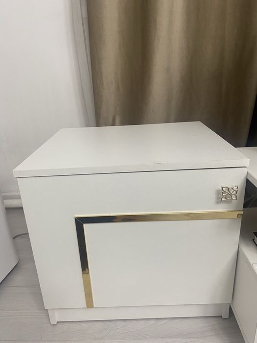 Продам кровать с матрасом и двумя тумбами