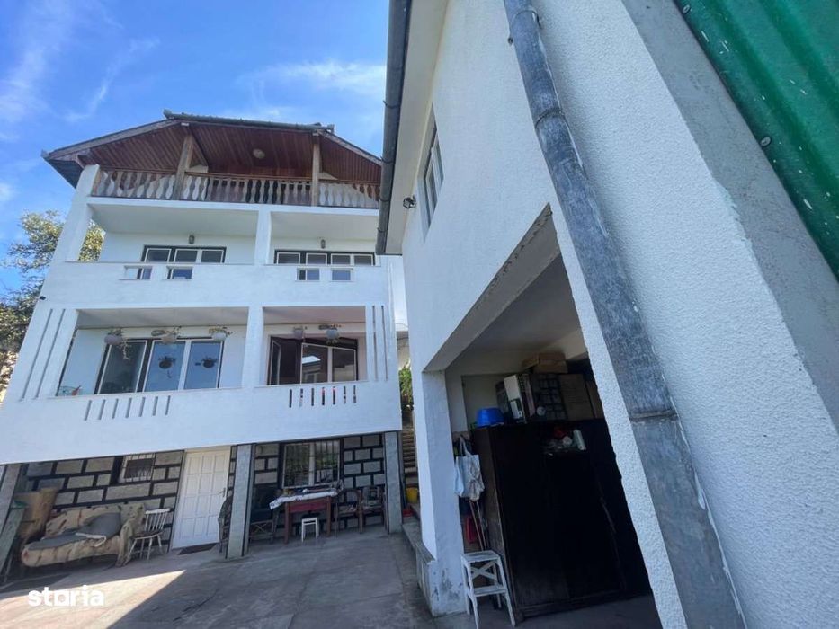 Vila premium-7 camere,5 bai,garaj 3 masini-Zona Ciuperca