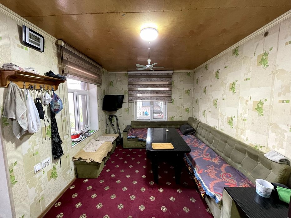 уй сотилади участка 10 соток 10 хона уй катта оилага мулжалланган