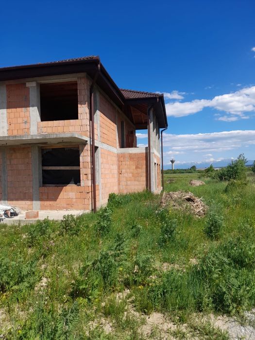 Vând casă în constructie