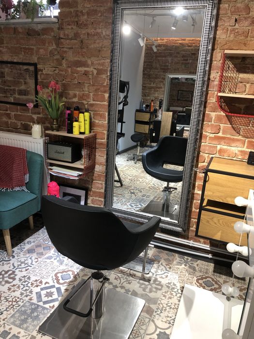 Salon coafura situat in zona centrala!dispune de 3 posturi ,coafura manichiura make up!este complet utilat