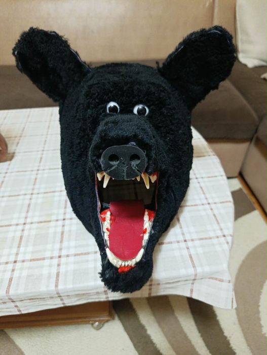 Кукерски маски опашки на бич черепи