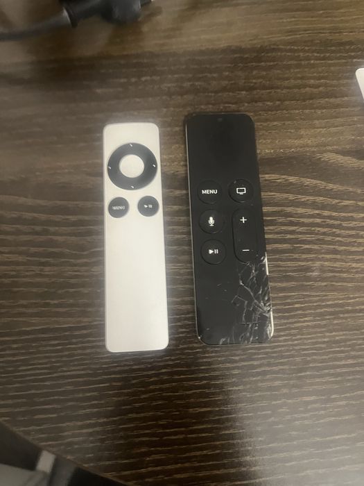 Продавам два медийни плейъра Apple TV – с дистанционни и един кабел