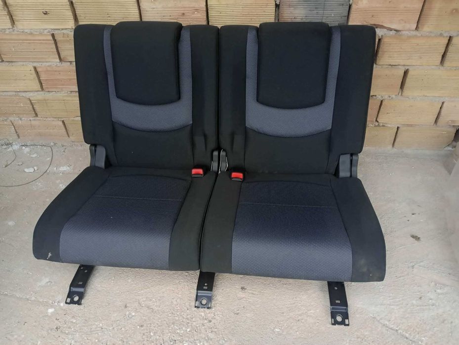 Трети ред седалки за Мазда