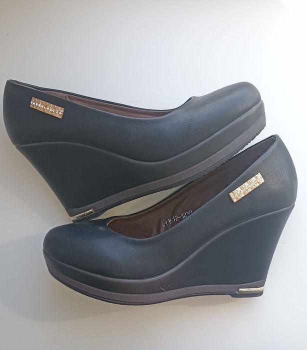 Продам женские туфли