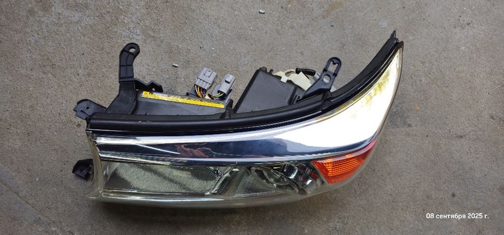 Фара Тойота Ланд Крузер 200