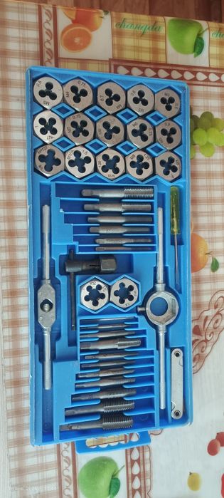 Набор метчиков и плашек для нарезки резьбы