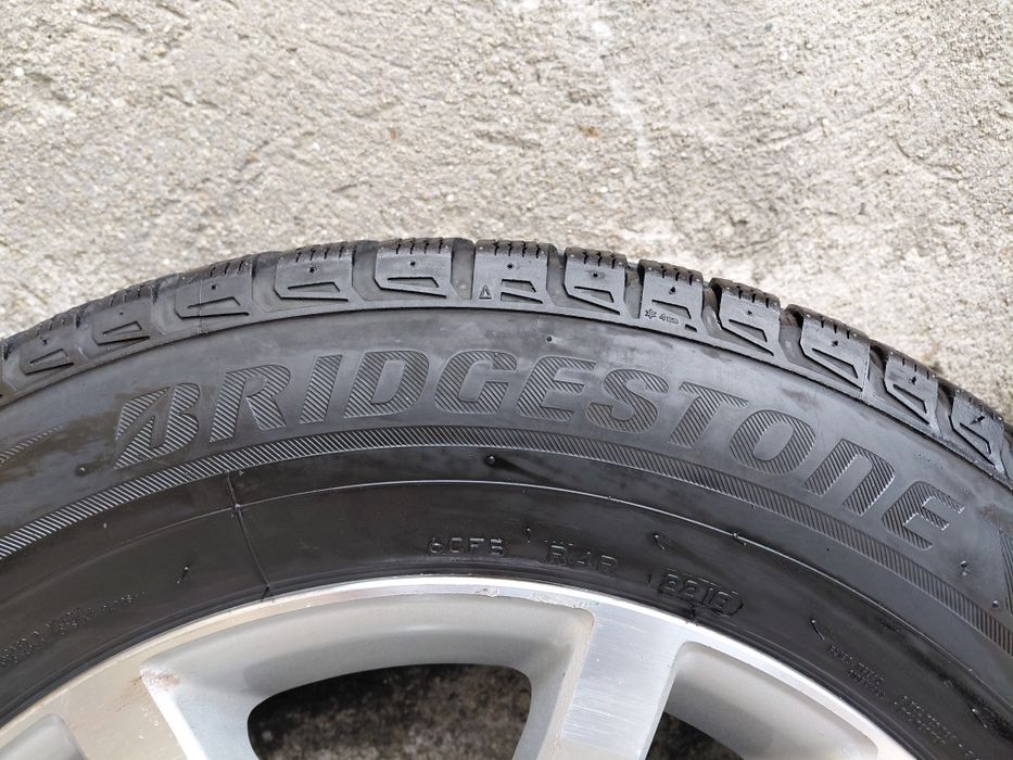 Vand Jenti originale Suzuki Grand Vitara  plus Cauciucuri 225 /65r16 de iarna m/s
Jentile arata foarte bine fără defecte 
Se pot vede