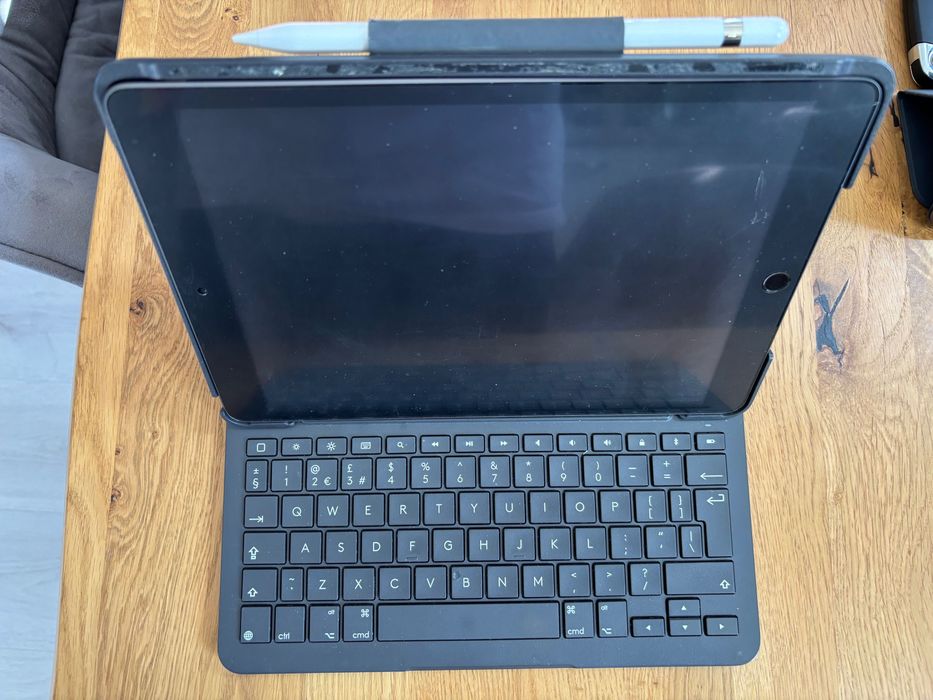 iPad 8th generation 128GB Apple Pencil & Logitech keyboard