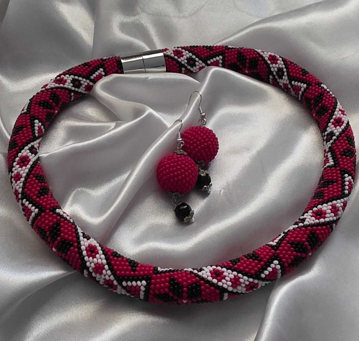 огърлица и обеци с мъниста