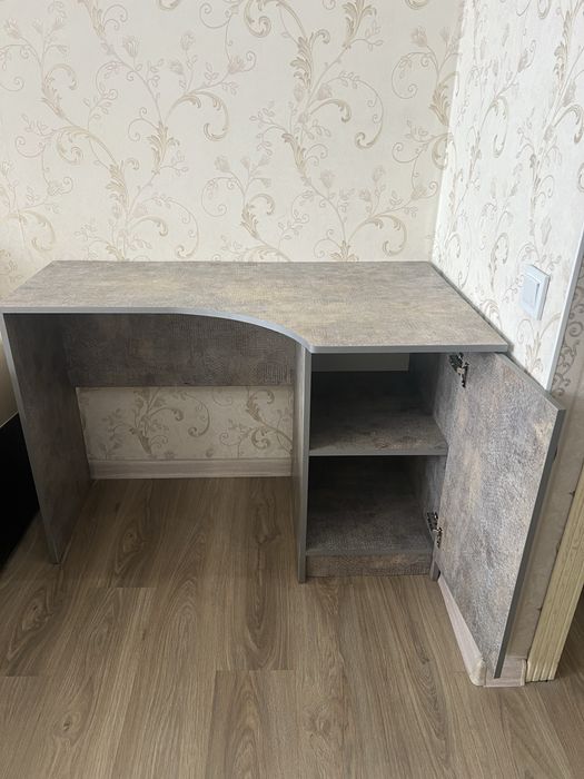 Продам стол угловой