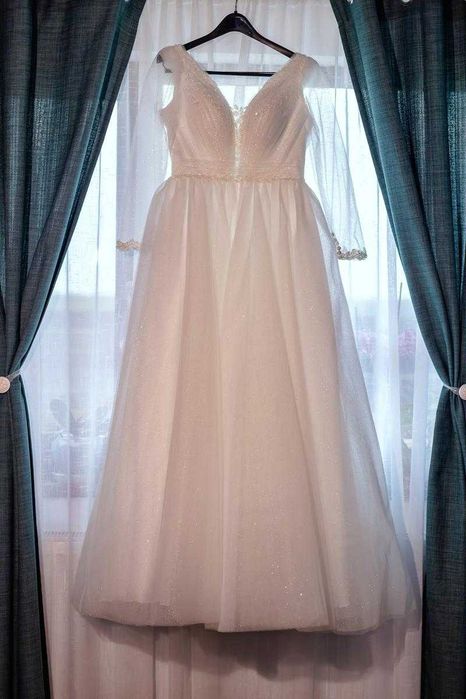 Rochie de mireasă + pantofi albi + voal scurt de vânzare