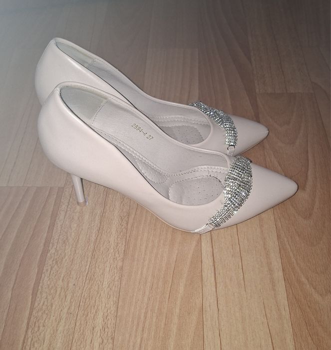 Туфли бежевого цвета со стразами