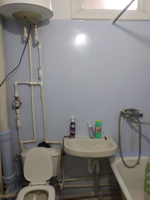 Чирчик шаҳрида 1 хона 2 хона қилинган квартира сотилади