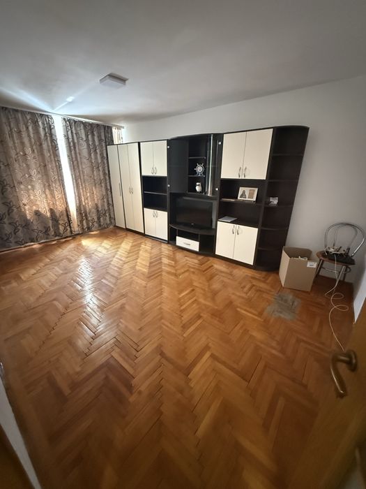 Închiriez apartament 2 camere, decomandat – Zonă ultracentrală (Liceul Pedagogic)