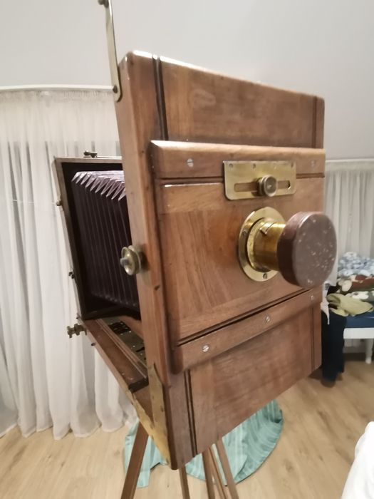 Античен дървен фотоапарат с мех