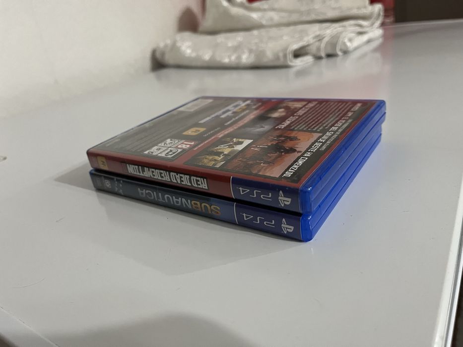 Диски для PS4. Red dead redemption 2, subnautika 2.