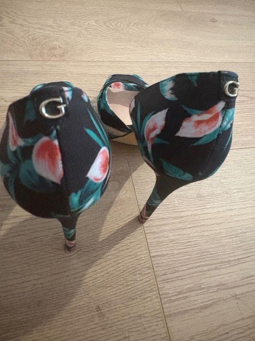 Обувки на висок ток Guess