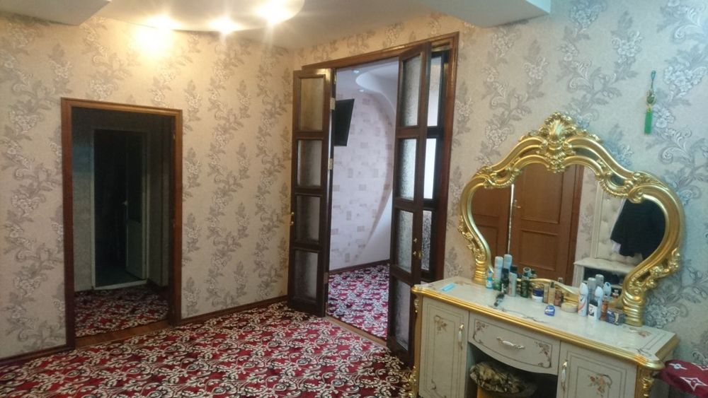 Рядом с цирком, хадра Роисон дом банковская квартира